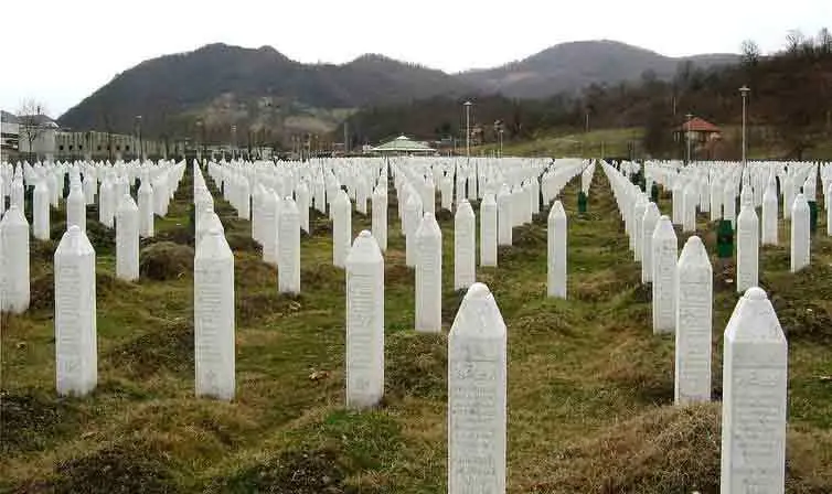 Srebrenitsa Soykırımı - Potoçari Anıt Mezarlığı