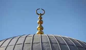 caminin minaresindeki hilalin adi nedir