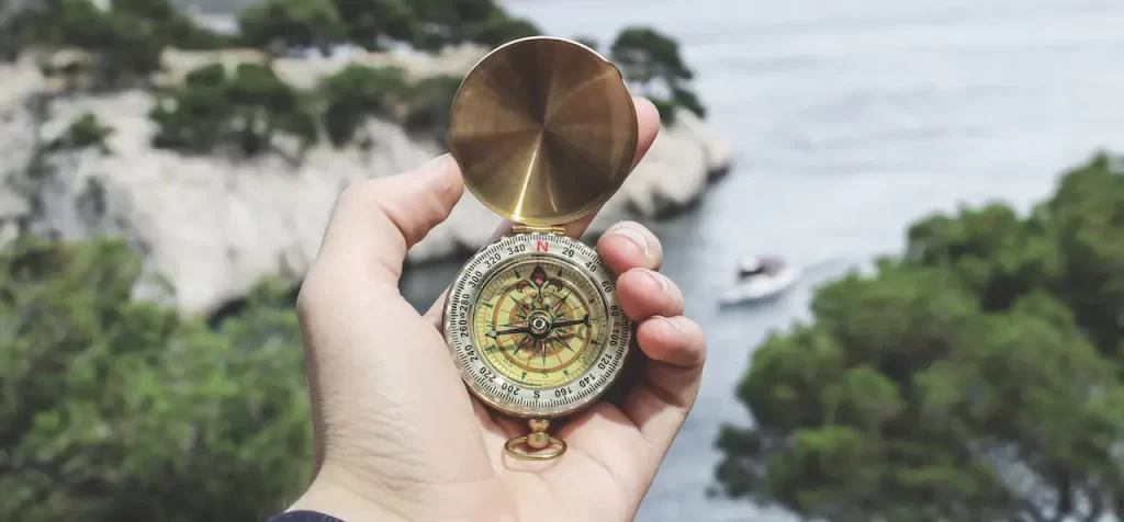 Pusulanın Koyu Renkli Ucu Nereyi Gösterir?